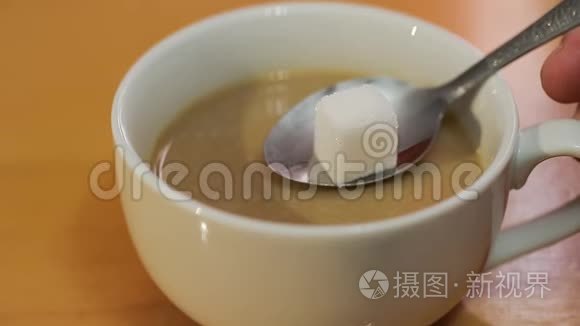 糖块吸收咖啡视频