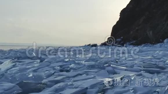 水库冰石晚上冰面的美景