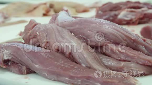 肉厂里新鲜的生猪肉粉视频