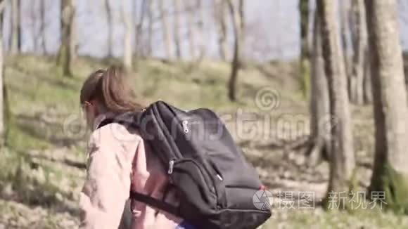 带背包的女旅行者在森林里旅行视频