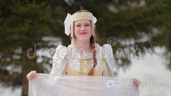 穿俄罗斯民族服装的女孩视频