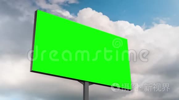空白的绿色广告牌和移动的白云对蓝天-时间推移