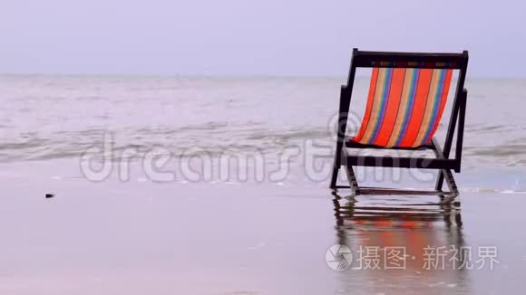 沙滩上有海浪的椅子