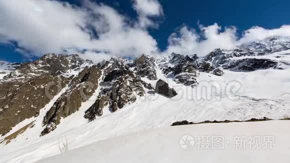 时间流逝。俄罗斯高加索山脉北奥塞梯茨克山谷形成云层。