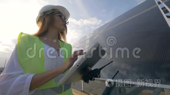 女太阳能建造师正在研究小玩意