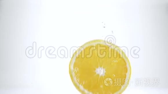 柠檬水丝掉进水里视频