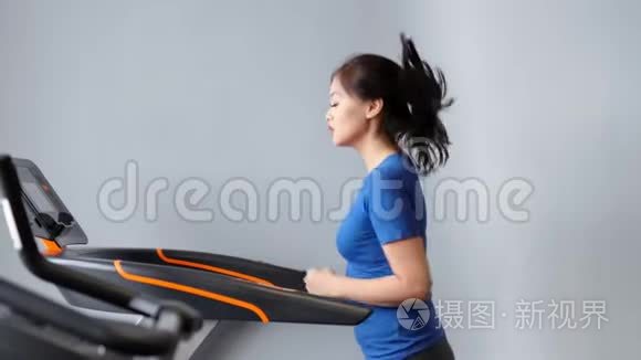 慢动作健身亚洲妇女在健身房或家庭中弹跑步机上做有氧运动