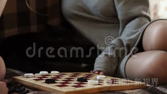 猫睡在棋盘附近