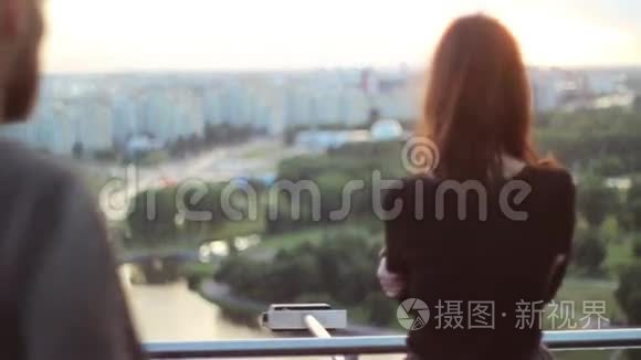 美丽的情侣拥抱在城市的背景下视频