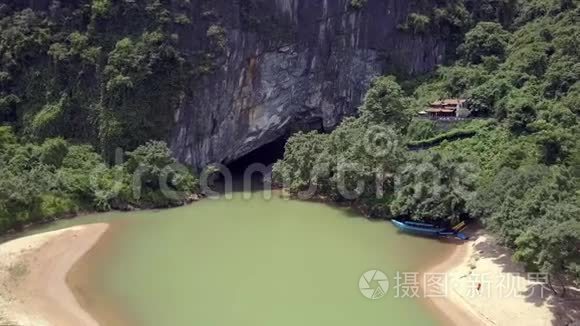 河岸鸟瞰洞穴整洁寺庙入口视频