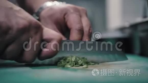 厨师用锋利的刀切洋葱视频