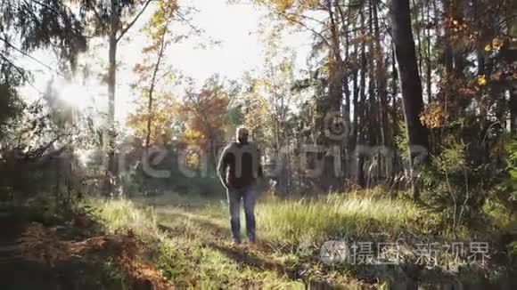 一个年轻人穿过树林享受生活视频