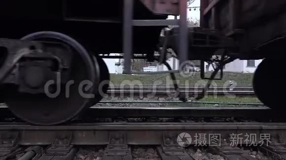 列车车轮沿轨道行驶特写视频