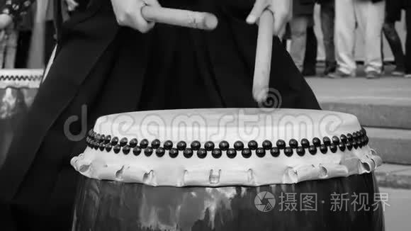 音乐家鼓手在户外打太子鼓。 亚洲韩国日本中国的文化民间音乐。 穿黑色衣服