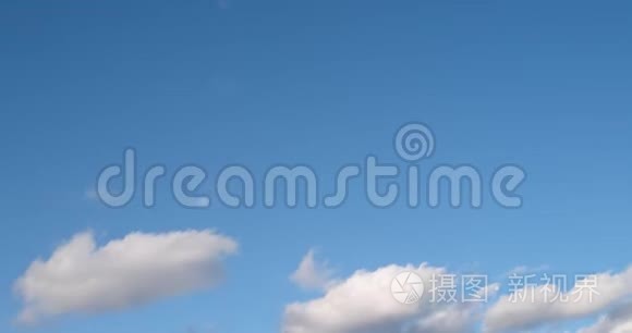 天空中的云在大气中逐渐消失视频