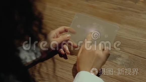 手拿平板电脑学习中文视频