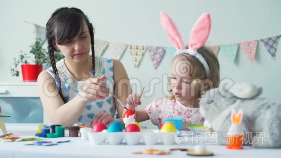 穿红色复活节彩蛋的女人和女孩