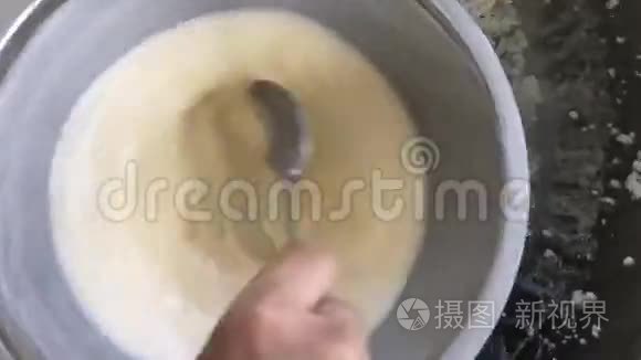 将牛奶奶油放入钢碗中冷冻，制成冰淇淋