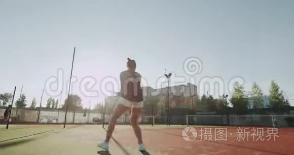 专业配备的女性用网球拍用力打网球。