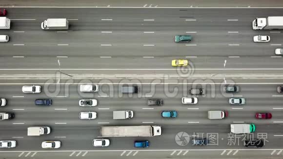 公路交通堵塞的俯视图视频