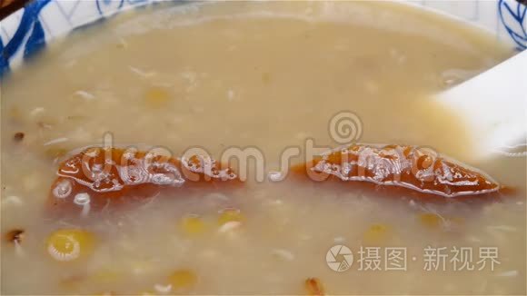 用桔皮取出新鲜绿豆酱糖浆视频