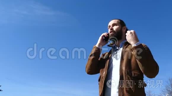 蓄胡子商人用手机积极沟通视频