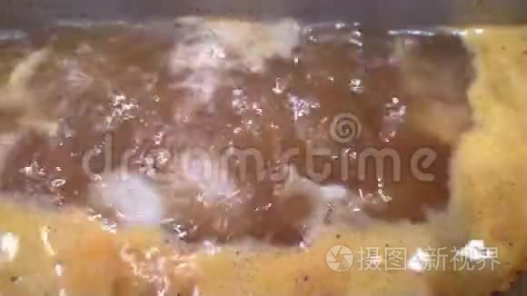 辛辣的汤是用鱿鱼和虾煮的视频
