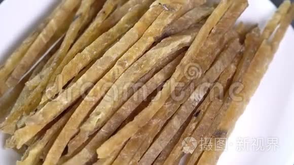 切成条的鱼片旋转成圆