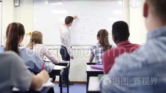 白板科学课男高中教师视频