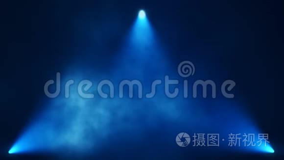 蓝三角舞台灯光与烟雾VJ循环运动背景