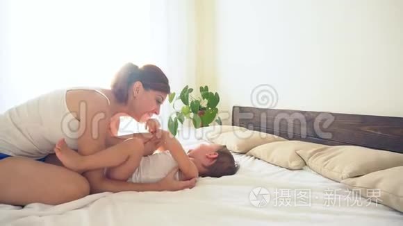 妈妈在家里和小儿子玩床视频