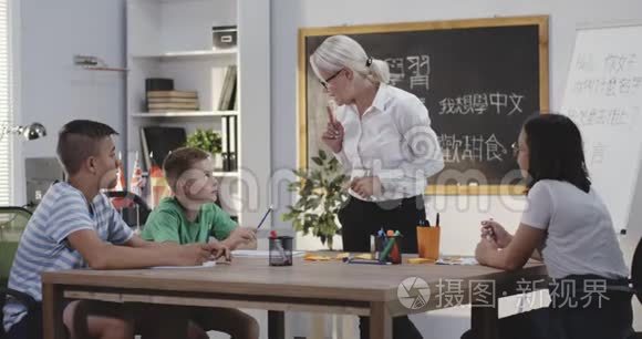 教师在中文班向学生讲解