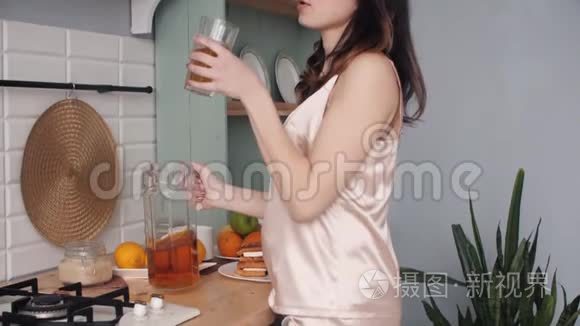 小女孩穿着睡衣早上喝新鲜果汁视频