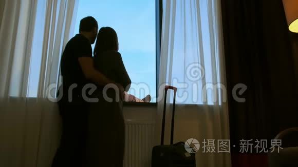一家人度假时到达旅馆房间视频