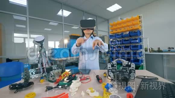 虚拟现实概念。 一个男孩戴着VR眼镜打手势，闭上眼睛。