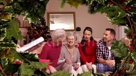 带树边界的家庭圣诞晚餐视频