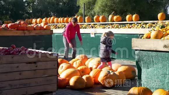 母亲和女儿在农贸市场购物视频