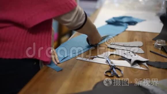 女裁缝剪空图案卷曲作坊视频