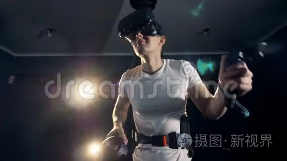 男青少年兴奋地穿越虚拟现实视频