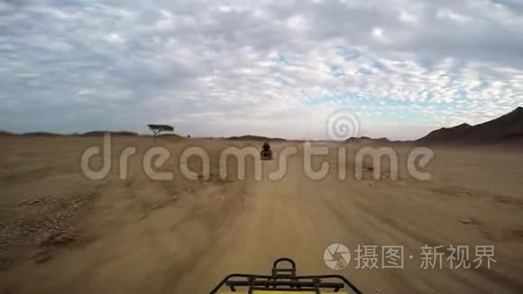 乘ATV穿越沙漠