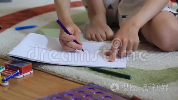 幼儿用粉红色铅笔绘画视频