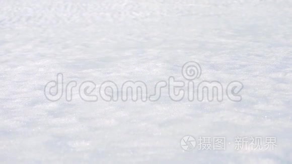 冬天白色的雪球滚下坡.