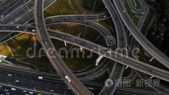 一个巨大的天桥,路口,交叉口,道路,桥梁网络的全景空中镜头.短视频