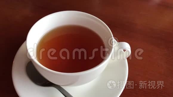 一杯红茶站在棕色的桌子上视频
