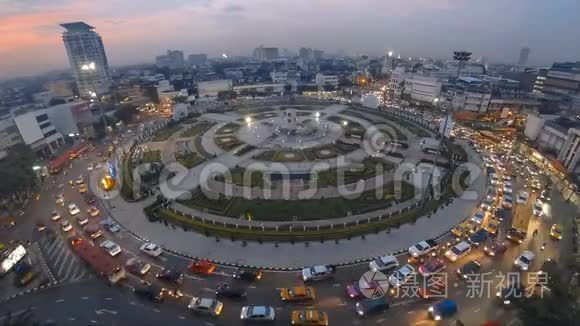 晚上在曼谷市区鸟瞰交通拥挤的道路圈，泰国时间流逝的道路。