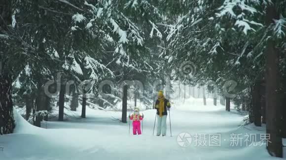 妈妈教女儿如何滑雪视频