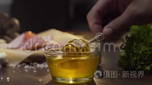 厨师蘸木蜂蜜，用液体蜂蜜粘在玻璃碗上，用蜂蜜烹饪，用天然蜂蜜做甜食