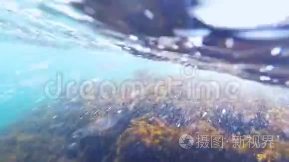 海浪在海面和海水下产生的气泡