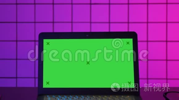 玩家`笔记本电脑放在桌子上，可以看到屏幕。 绿色屏幕模拟显示。