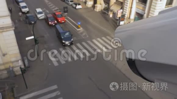 红绿灯路口的监控摄像头